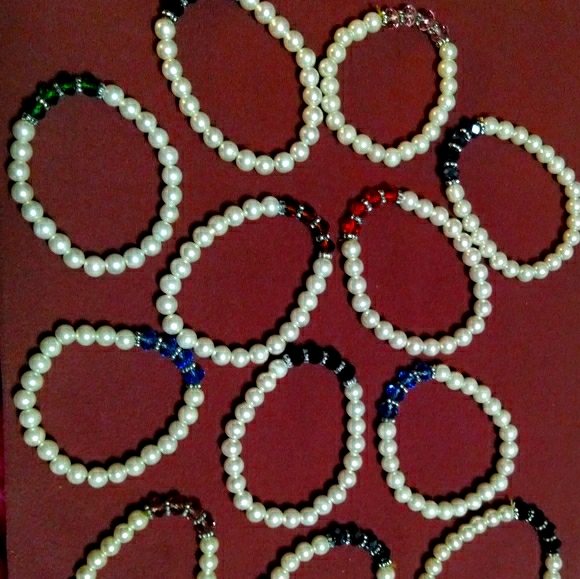 12 Pearl Bracelets with crystals. - Picture 2 of 5
